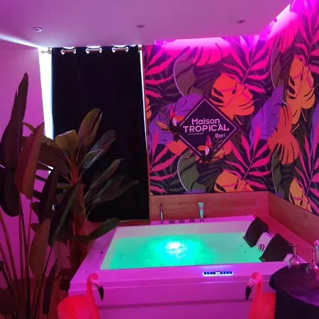 Suite Maison Tropical - Luxury Apartment Con Jacuzzi - Bari Centro Daire